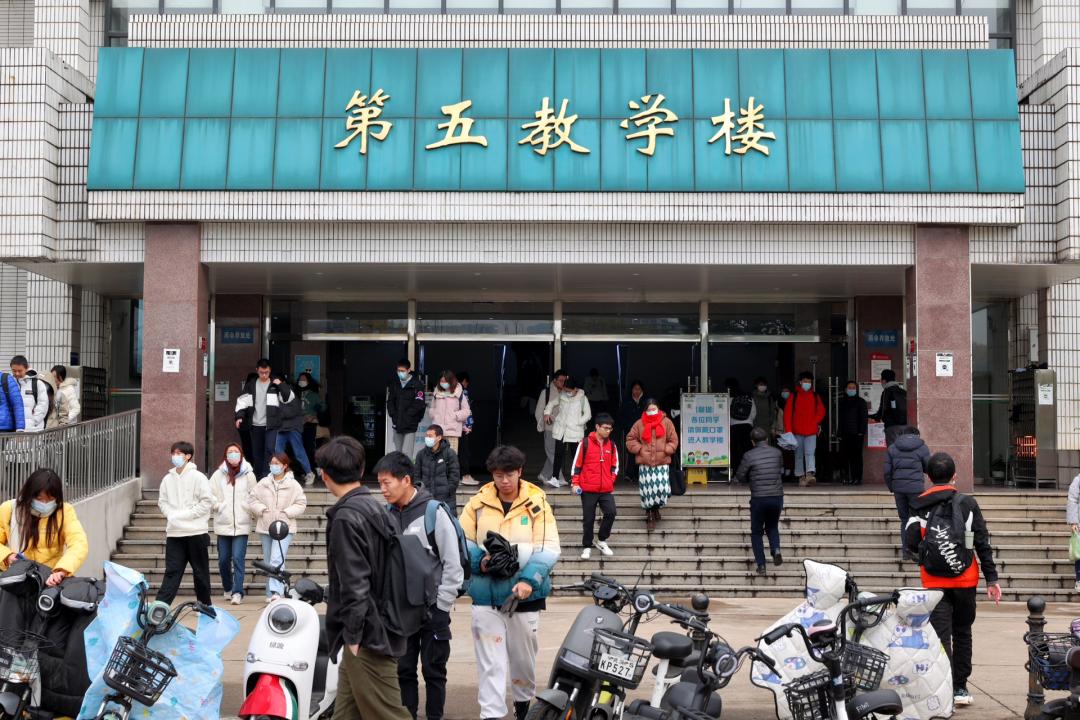 看到老公给别的女人点赞怎么对待不珍惜你的男人